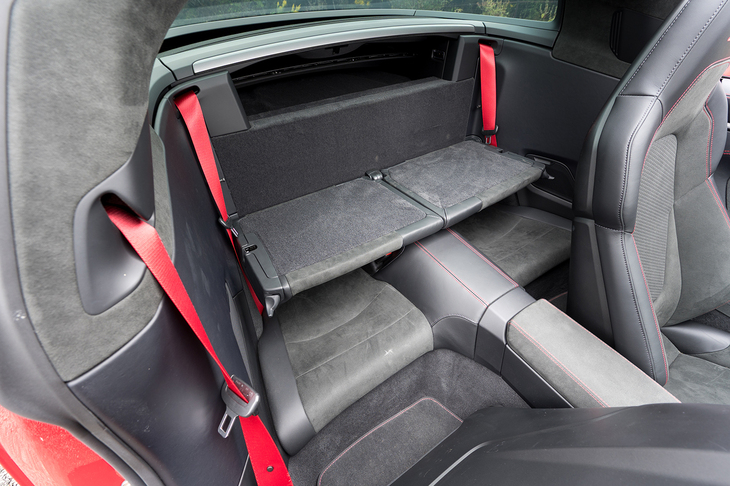 「タルガ4」ではリアシートが標準装備。大人が乗るには狭すぎるが荷物の置き場として有用なスペースだ。