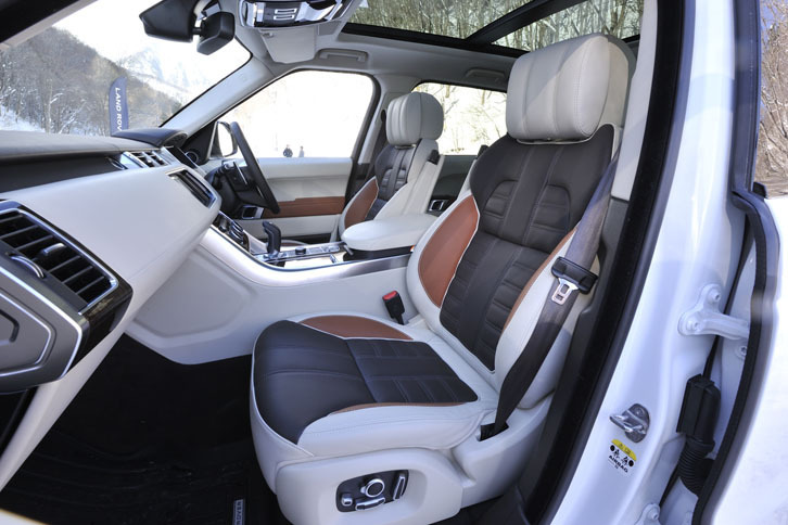 まず試乗したのは「レンジローバー スポーツ」の上級グレード「オートバイオグラフィー ダイナミック」。ユニークなトライトーン（エスプレッソ／アイボリー／タン）のオックスフォード・パーフォレイテド・レザーシートが装着される。