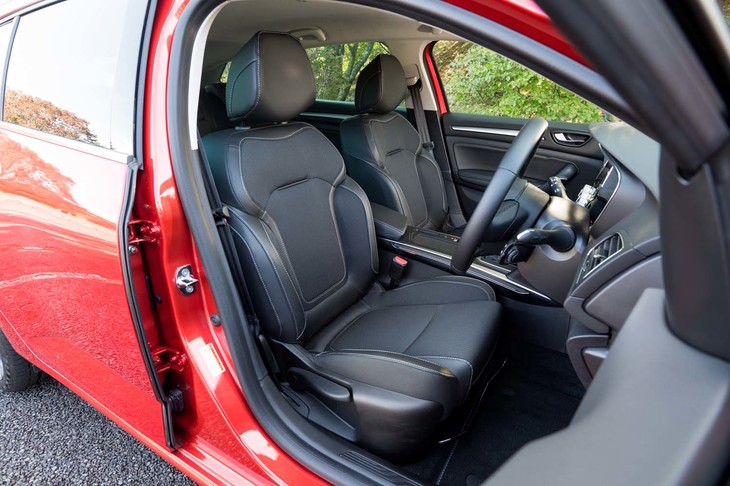 シートはファブリックを基本に、サポートの上部などすれやすいところに合皮を使っている。間隔を大きくとったホワイトのステッチがおしゃれだ。