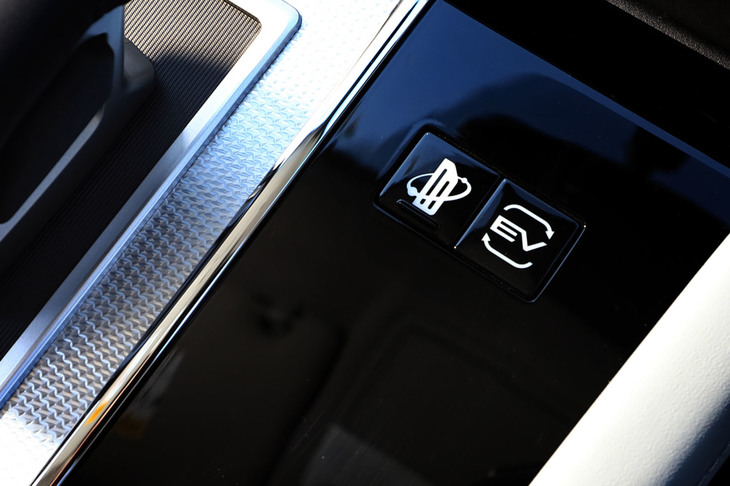 EVモードセレクタースイッチと並んで配された「イノベーティブペダル オペレーションモード」のオン／オフスイッチ。回生ブレーキを強めることでブレーキペダルを踏む頻度を減らし、ドライバーの負担を軽減する機能だが、0km/hまでは減速せず、停車時にはドライバーがブレーキを踏む必要がある。