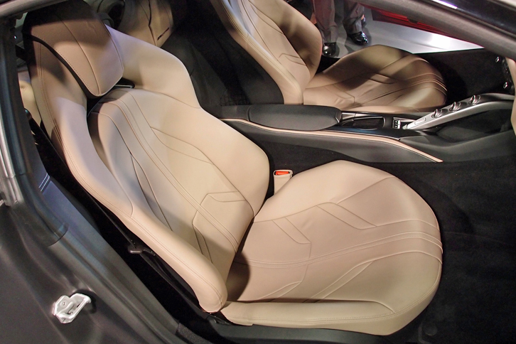 「812スーパーファスト」のシート。乗車定員は2人である。