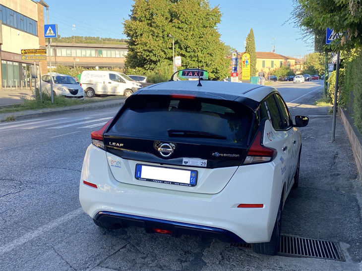 2018年の購入からすでに4年半が経過しているが、今日でもシエナにおける唯一のBEVタクシーである。