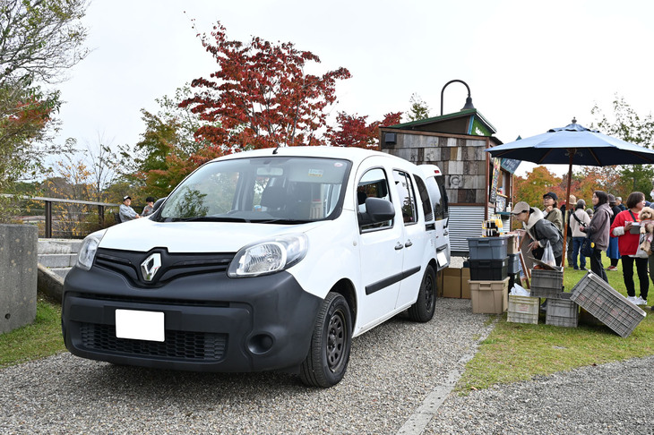 白い「カングー」が引くのはそば粉のガレットを手がけるChalet de Montagneの屋台。普段は長野県を中心に出店しているという。