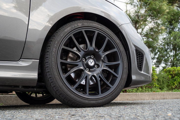 タイヤサイズは205/40ZR17。試乗車には高いグリップ力と快適性の両立をうたう「ピレリPゼロ ネロ」が装着されていた。