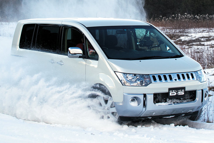 本格的な悪路走破性能を備えたミニバンという、独自の地位を得ていた「デリカD：5」。改良前のモデルも、月平均で1000台ほどの販売台数を保っていた。軽自動車を除くと、実は三菱で最も売れていたクルマだったのだ。