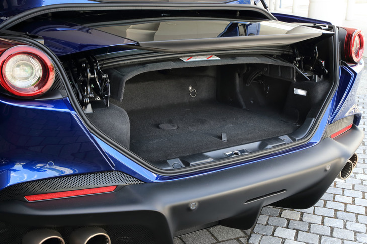 トップを開けた際、リトラクタブルハードトップは荷室の上部に収納される（写真）。荷室の最大容量は292リッター。キャビントローリー3つ、もしくはゴルフバッグ1つが収納できるという。