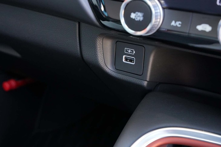 ホンダ・ヴェゼルe：HEV PLaY（USBポート）