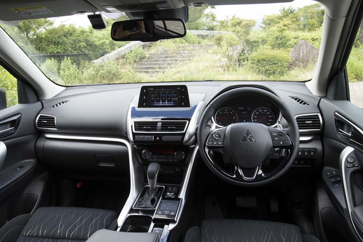 「エクリプス クロス」のインテリアカラーはブラックのみ。各所にマットシルバーとピアノブラックの装飾を施すことで、上質感が演出されている。