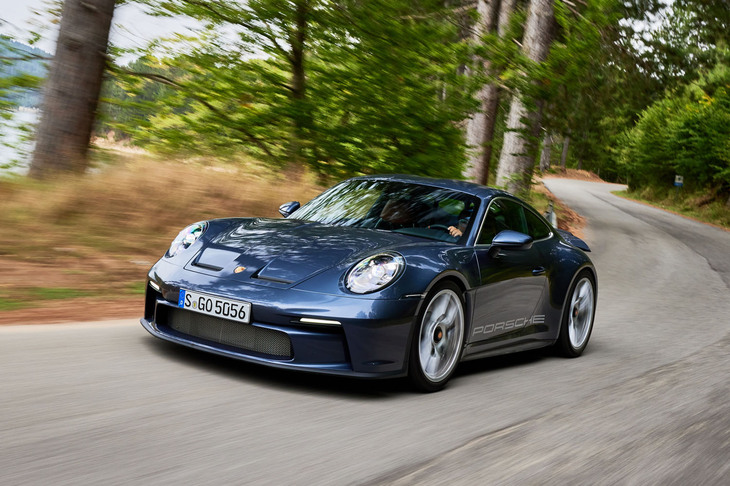 走行中の「911 S/T」の車内は、野太いエキゾーストサウンドに包まれる。同モデルでは軽量化の一環として、遮音材やドライバーアシスタンスシステムの一部が省かれている。