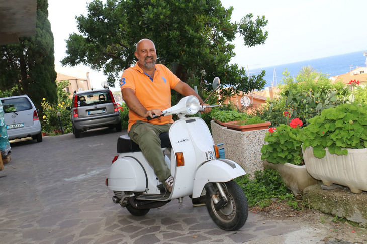 父親から引き継いだ1980年「ベスパPX」。