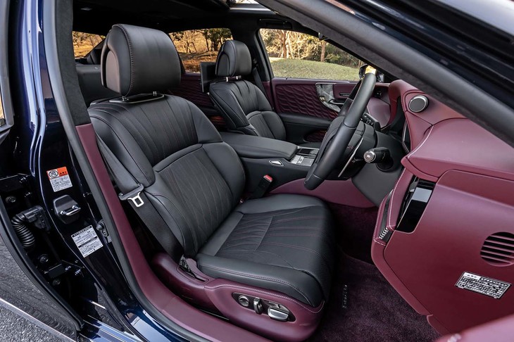 モーターと空気によって、28カ所もの調整を可能としたフロントシート。革の縫い目がフラットかつ滑らかになるよう、特別な縫製技術が用いられている。