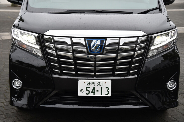 3代目「アルファード」の巨大なフロントグリル（もちろん大部分がダミー）。アルファードはこのグリルデザインでもって、兄弟車「ヴェルファイア」を廃止の一歩手前に追い込むほどに人気を独占した。