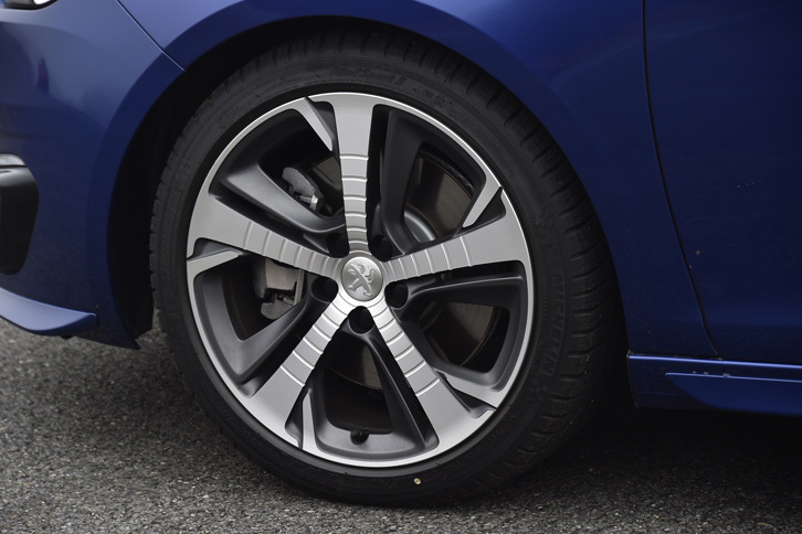 250ps仕様のタイヤサイズは225/40R18。