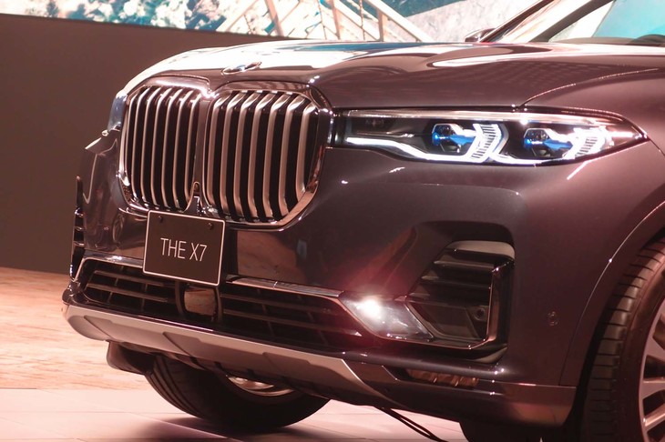マイナーチェンジした「7シリーズ」と同様、「X7」も大きなキドニーグリルが目を引く。