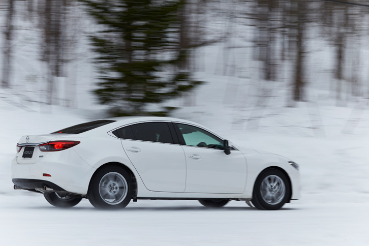 剣淵試験場内の特設コースを行く「アテンザセダン」。かつて「ロードスター」の製品コンセプトだった「人馬一体」は、マツダが幅広いモデルで追求する、理想の走りを表す標語として定着している。