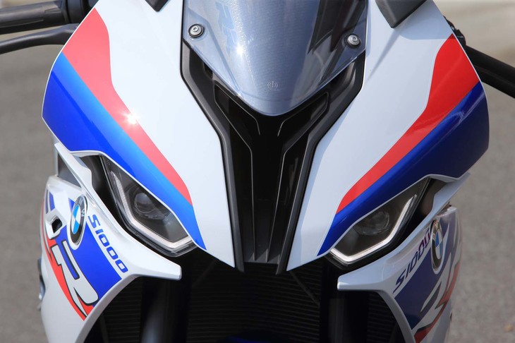 フロントまわりは、異なる形状のランプが2つ並んだ先代から大きく変わり、左右対称なデザインに。LEDのヘッドランプが採用されている。