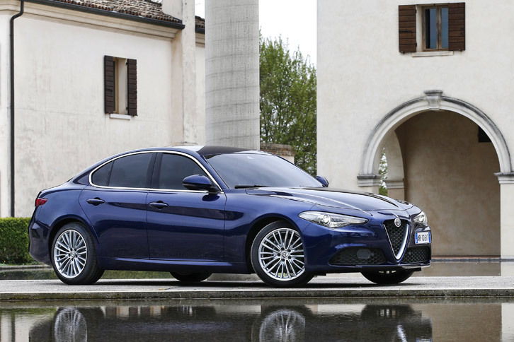 直4のガソリンおよびディーゼルエンジンを搭載した「クアドリフォリオ」以外のモデルは、2016年3月のジュネーブショーでお披露目された。