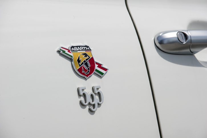 リアフェンダーパネルに装着された「595」のバッジ。2017年2月の改良に伴い、車名もそれまでの「アバルト500」から「アバルト595」に変更となった。