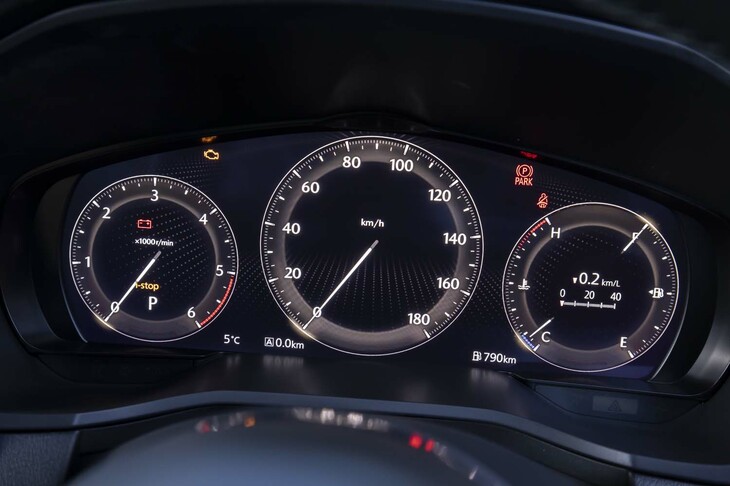 液晶式のメーターパネルは12.3インチのビッグサイズ。地の部分のドットパターンで奥行きを表現している。