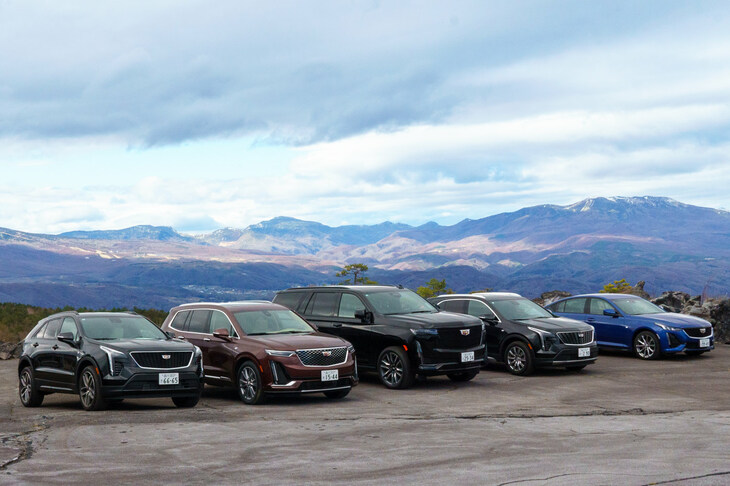 ほかのクルマと並んで際立つこのデカさ。ボディーサイズは全長×全幅×全高＝5400×2065×1930mmと、「ロールス・ロイス・カリナン」より、さらにひとまわりデカい。写真向かって左隣の3列シートSUV「キャデラックXT6」が、まるで子供のようである……。