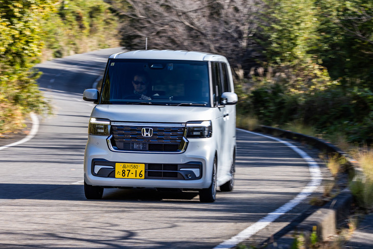 パワートレインやシャシーはほぼすべてがリセッティングされた。アクセル操作ひとつで、ドライバーの意図する加減速が味わえるのも新型「N-BOXカスタム ターボ」の魅力である。