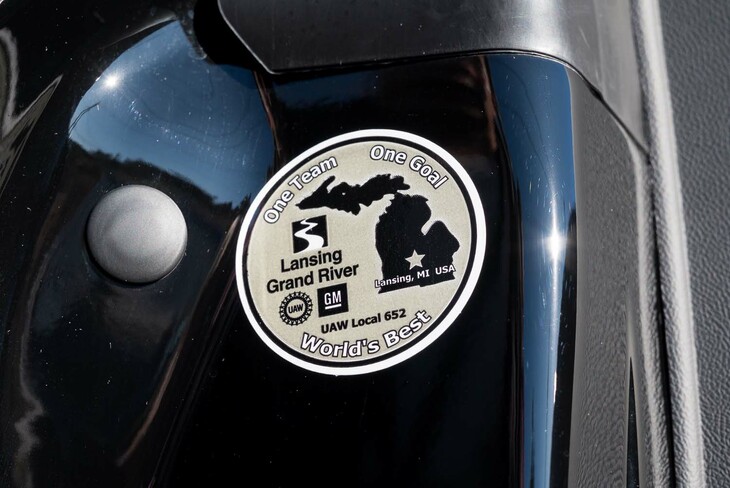 「カマロ」は米国のミシガン州ランシング工場で生産される。ステッカーに書かれた「One Team」「One Goal」「World's Best」の言葉が誇らしげだ。