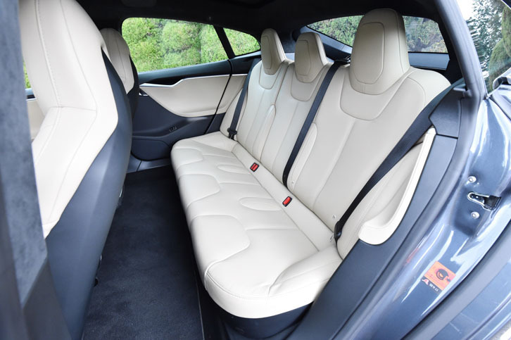 後席もヘッドレスト一体型。プロペラシャフトを持たない「モデルS」の床面は、平らになっている。