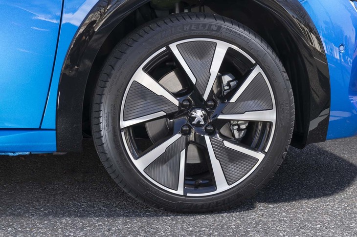 タービン型の特徴的なアルミホイール。試乗車のものにはミシュランの「プライマシー4」タイヤが組み合わされていた。