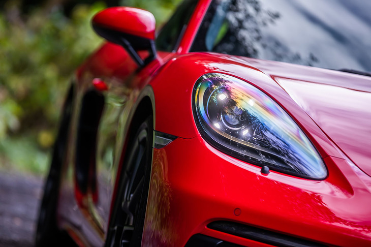 今回の試乗車は、操舵角に合わせてヘッドランプの照射範囲を制御する「PDLS（ポルシェ・ダイナミック・ライトシステム）」付きバイキセノンヘッドランプティンテッドを装備。