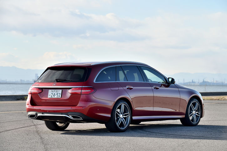 試乗車のボディーカラーはオプションのヒヤシンスレッド（メタリックカラー）。