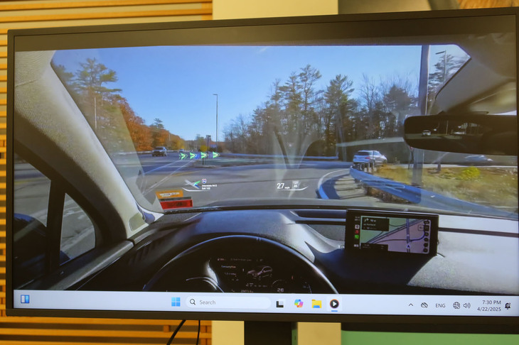 ヘッドアップディスプレイもハーマンの製品のひとつ。表示される情報の種類やデザイン、レイアウトはマウス操作ひとつで変更され、開発が進められていく。