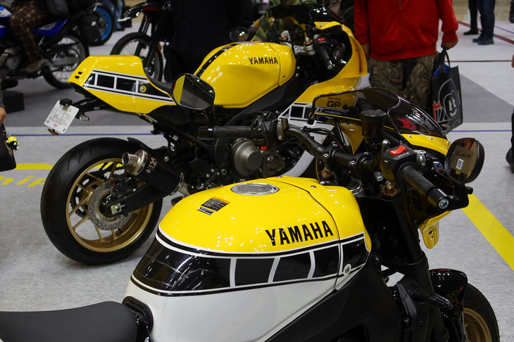 ヤマハXSR900 GP（写真奥）とXSR900（同手前）。