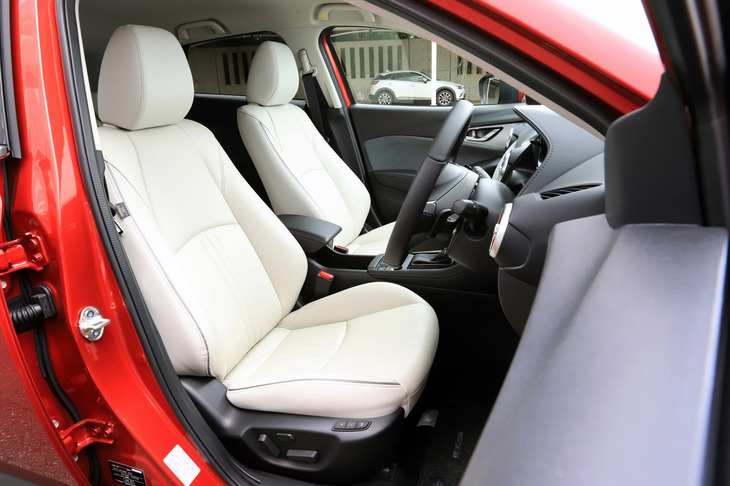 今回の改良では「XD Lパッケージ」に装備されるシートがフルレザーとなったほか、全車でフロントシートの座面クッションを変更。不快な振動を伝えないよう、「CX-8」のシートと同じ高減衰ウレタンが採用された。