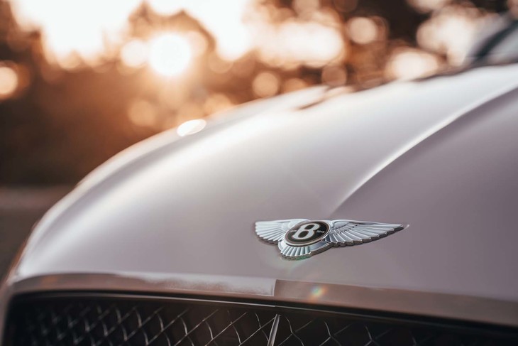 ベントレーは2019年7月10日に創立100周年を迎えるため、2019年に生産される車両はすべて特別仕様となる。フロントエンドのエンブレムは「B」ロゴのサイドに「1919」と「2019」の数字が添えられるほか、周囲が「センテナリーゴールド」で彩られている。