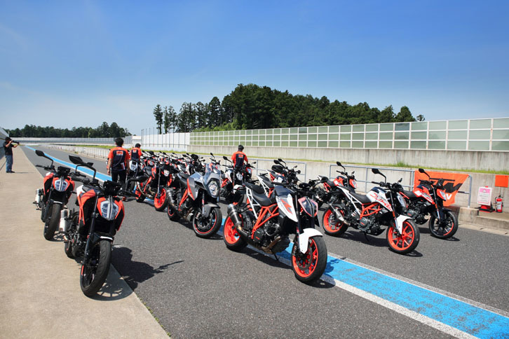 KTMが日本で販売する2017年モデルは、全部で17車種。今回はそのうち、普通二輪免許で乗れる400cc以下の“リトルデューク”を中心に試乗した。