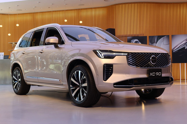 ボルボXC90プラスB5 AWD