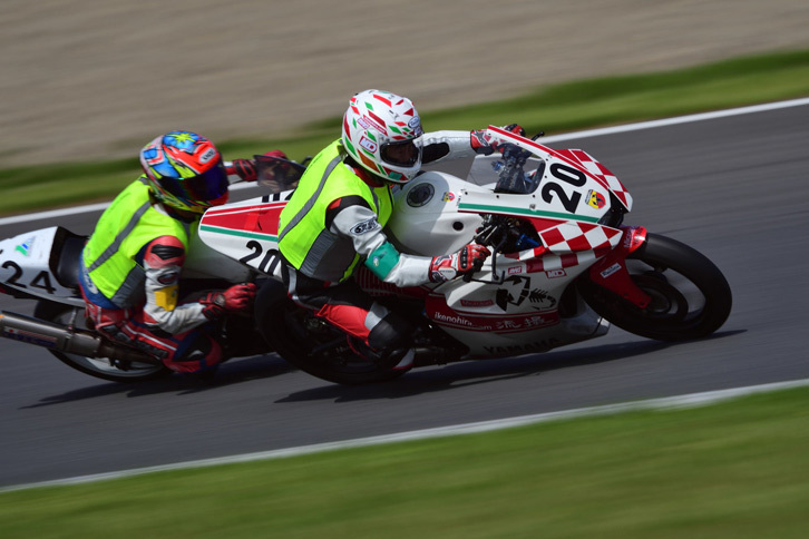 黄色いゼッケンは初心者の証し。「優しく抜いてね」の目印だ。