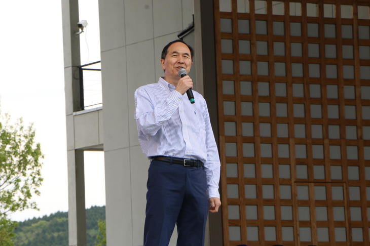 イベントを主催するルノー・ジャポンの大極 司社長が、全国から集まったルノーファンを歓迎。2009年に東京のお台場で開催された第1回を振り返りながら、記念すべき10回目に多くの来場者を迎えられたことに感謝した。