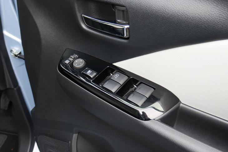 三菱eKクロスEV P（フロントドアコンソール）