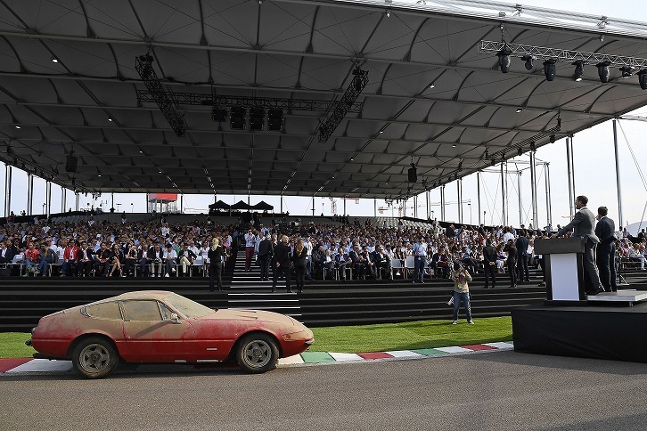 オークションの様子。