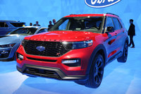 フォードのミドルサイズSUV「エクスプローラー」。現行型のプラットフォームはFFベースだが、新型ではFRベースに戻されることとなった。