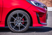 8本スポークデザインのアルミホイールと205/45R17サイズの「ブリヂストン・ポテンザRE050A」タイヤを専用アイテムとして採用。