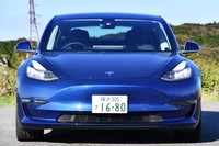 内燃機関を持たない「モデル3」には、冷却用のフロントグリルも存在しない。ノーズが低いこともあり、キャビンはこんもりと高く見える。