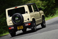 「ジムニー」の足まわりには、対地クリアランスと剛性を確保すべく、左右の車輪をダイレクトにつなぐリジッドアクスル式サスペンションが採用されている。