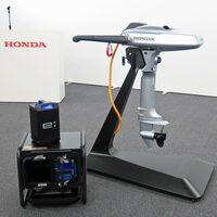 遊覧船に積まれる電動推進機と、着脱式可搬バッテリー「モバイルパワーパック・イー」およびそのバッテリーボックス。電動推進機はモーターおよびコントロールユニットをホンダが、ドライブトレインやフレームなどをトーハツが開発した。少しでも早く認証を取得するため、国内における推進機販売で多くのノウハウを持つトーハツに力を借りたのだ。