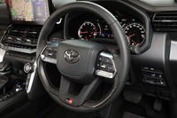 「GR」マークとカーボン調の装飾が目を引くステアリングホイール。他のグレードとは異なる内外装も「GRスポーツ」の特徴だ。