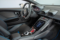 外観同様、多角形のモチーフが各所に用いられたインテリア。基本的なデザインは従来モデルと同じだが、センタークラスターに車両の設定やインフォテインメントシステムなどを操作する、8インチの縦型タッチスクリーンが搭載された。