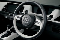 ステアリングホイールは、珍しい2本スポークのデザイン。すっきりした印象を与える。