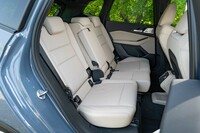 「Bクラス」に対するアドバンテージのひとつが後席にスライド機構が備わること。写真は奥を一番前に、手前を一番後ろに固定したところ。