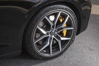 フロントにはブレンボ製の6ピストンブレーキキャリパーを装備。キャリパーだけでなくブレーキホースも強化品に換装されている。